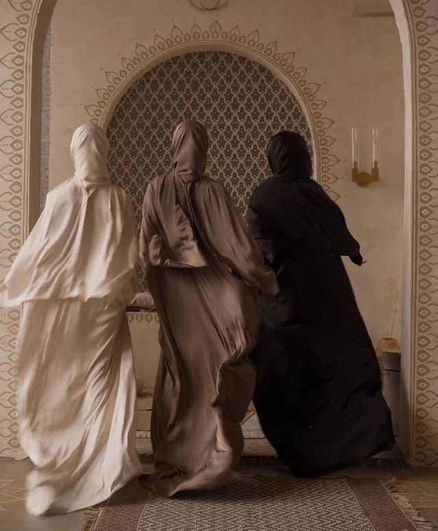 Noir Silk Abaya